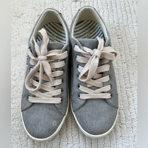Taos Star sneaker, size 8, seersucker grey
